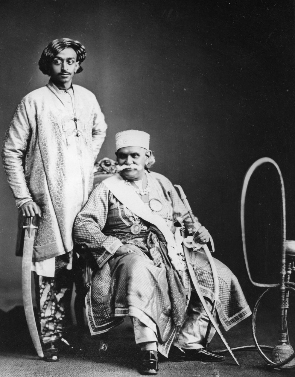 Maharadża z Benares i jego syn, ok. 1870 r. autorstwa European Photographer