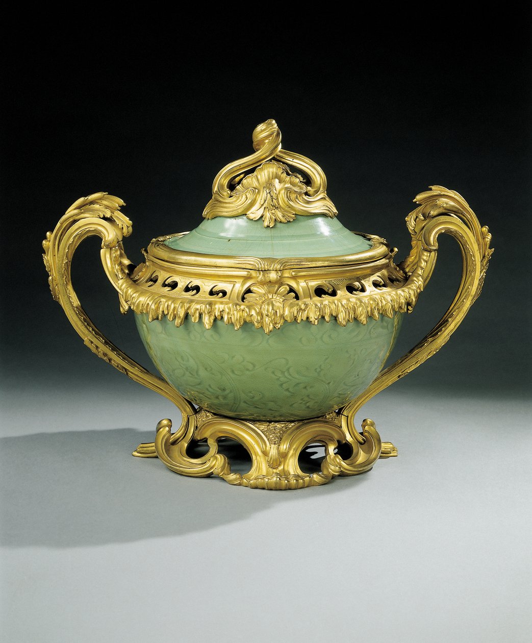 Wazon Ludwika XV pot-pourri (z chińskiej porcelany seledynowej na ormolu) autorstwa European School