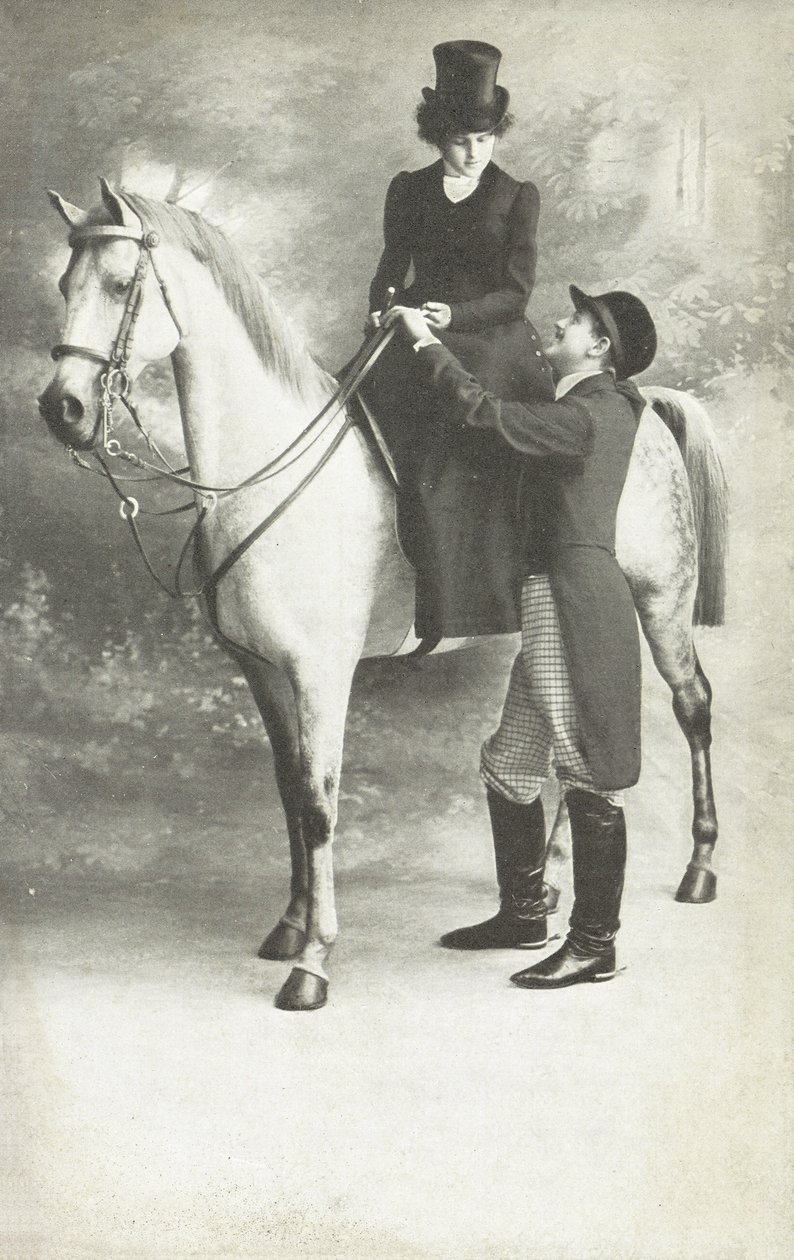 Kobieta i mężczyzna w strojach jeździeckich (zdjęcie czarno-białe) autorstwa European School