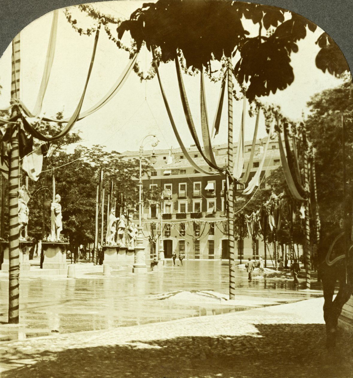 Dekoracje, Plaza de Oriente, Madryt, Hiszpania. autorstwa Excelsior Stereoscopic Tours