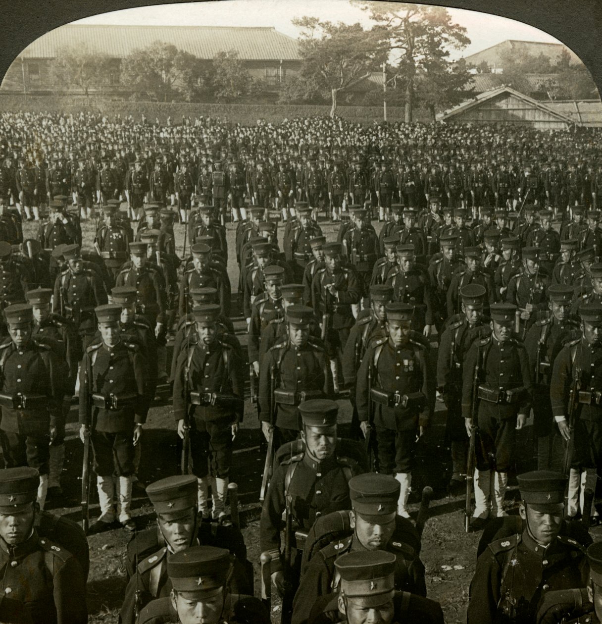 Japońska piechota na przeglądzie urodzinowym cesarzy, Tokio, Japonia. autorstwa Excelsior Stereoscopic Tours