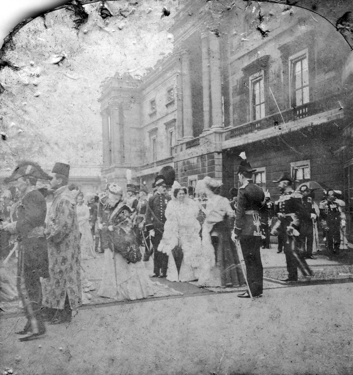Przegląd wojsk indyjskich i kolonialnych autorstwa HM Króla, Pałac Buckingham, Londyn. autorstwa Excelsior Stereoscopic Tours