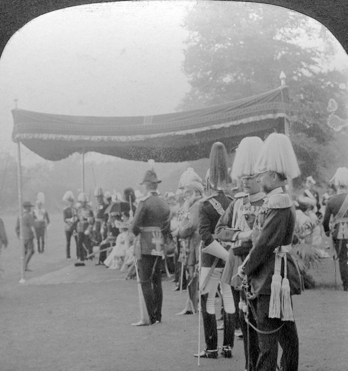 Król wręczający medale koronacyjne, Pałac Buckingham, Londyn. autorstwa Excelsior Stereoscopic Tours