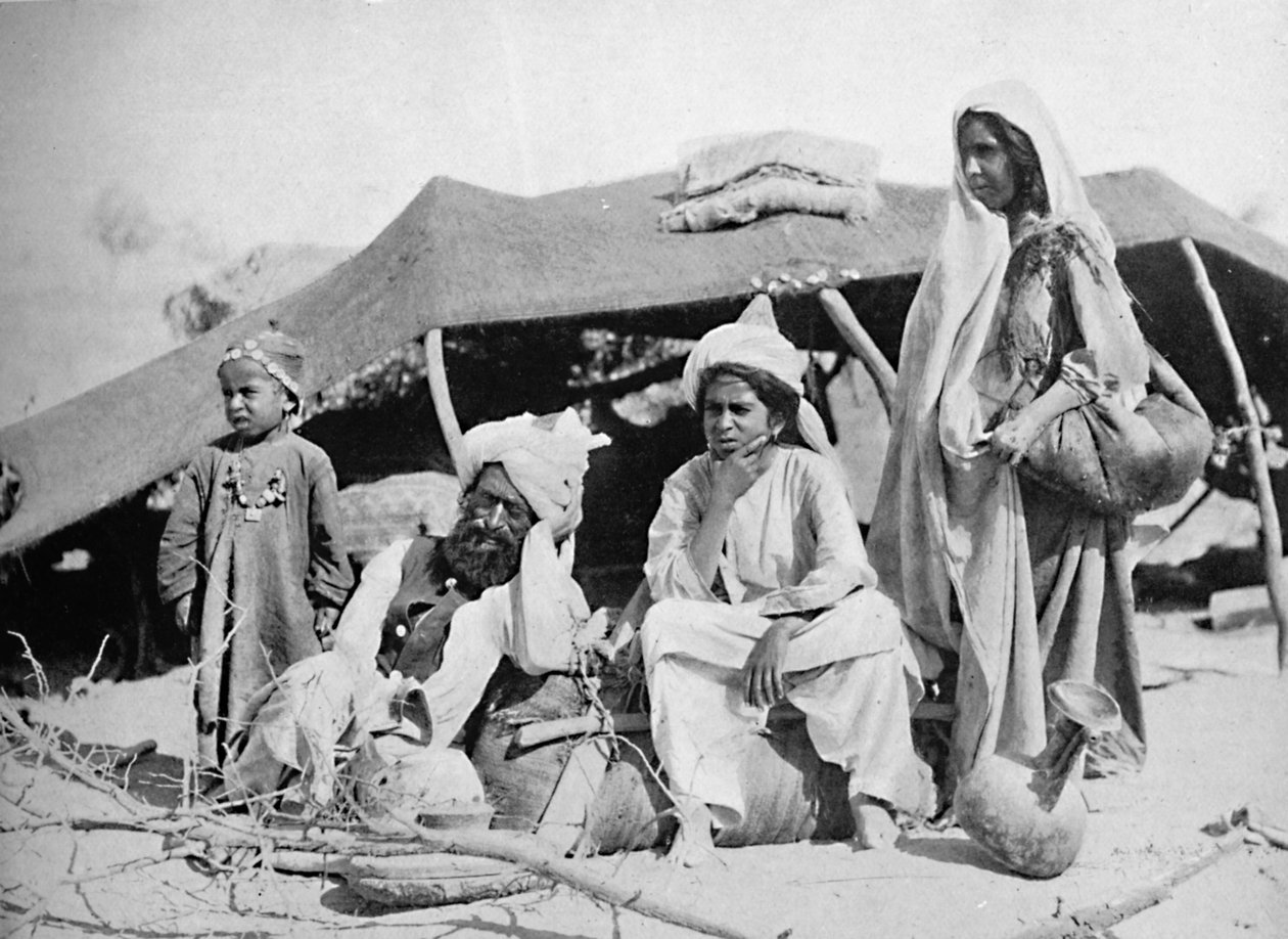 Trzy pokolenia nomadów Brahui, Wschodni Beludżystan, 1902 autorstwa F. Bremner