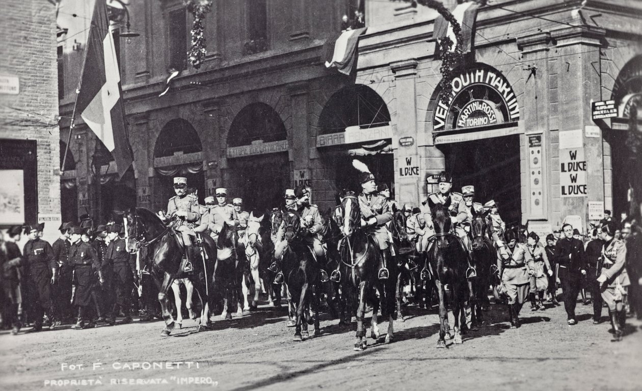 Album „Duce”: Benito Mussolini na koniu paradujący ulicami Ferrary (zdjęcie czarno-białe) autorstwa F. Caponetti