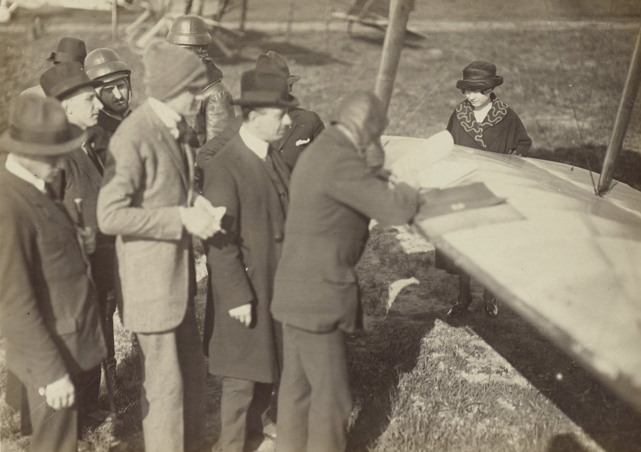 [Grupa wokół krawędzi skrzydła samolotu Caproni Ca. 3]. autorstwa Fedele Azari