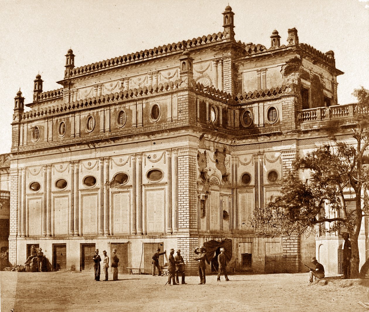 Begum Kotee, Lucknow autorstwa Felice Beato