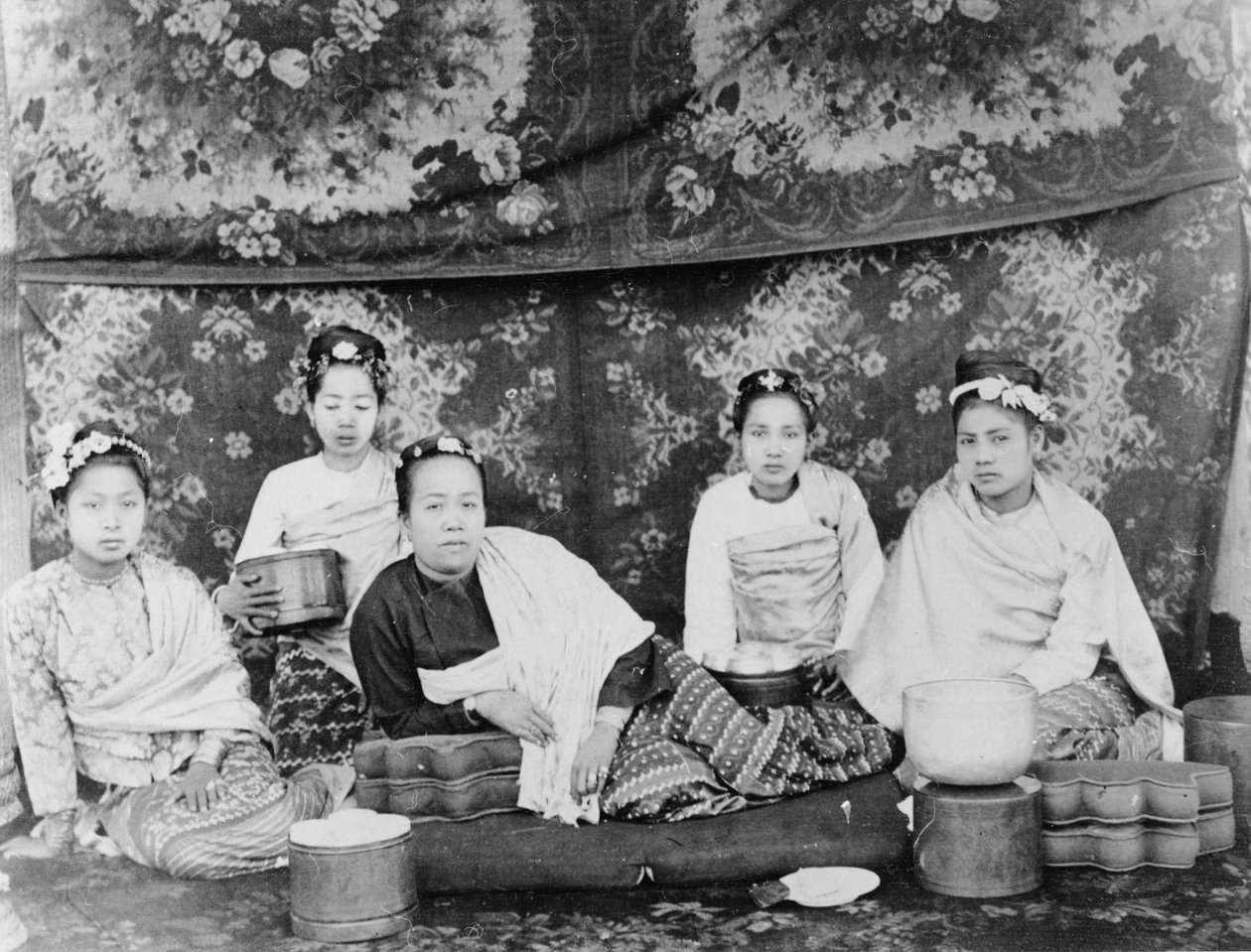 Birmańska dama i jej asystentki, ok. 1885 r. autorstwa Felice Beato