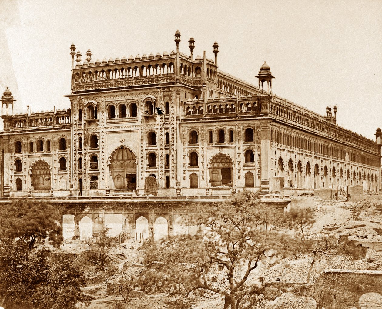 Na zewnątrz Asoph-ou Dowlahs Emambara i tereny, Lucknow autorstwa Felice Beato