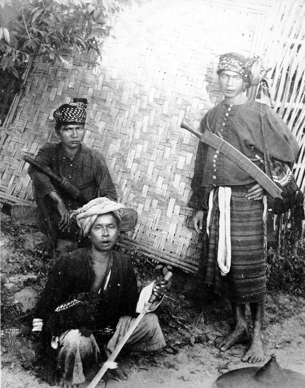 Wojownicy Kachin, ok. 1898-91 autorstwa Felice Beato