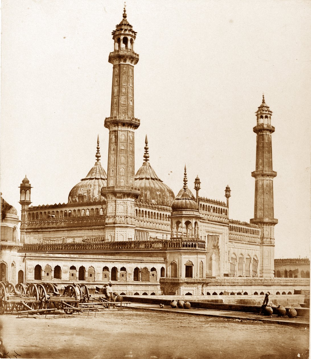 Meczet wewnątrz Asophoo Dowlahs Emambara, Lucknow autorstwa Felice Beato