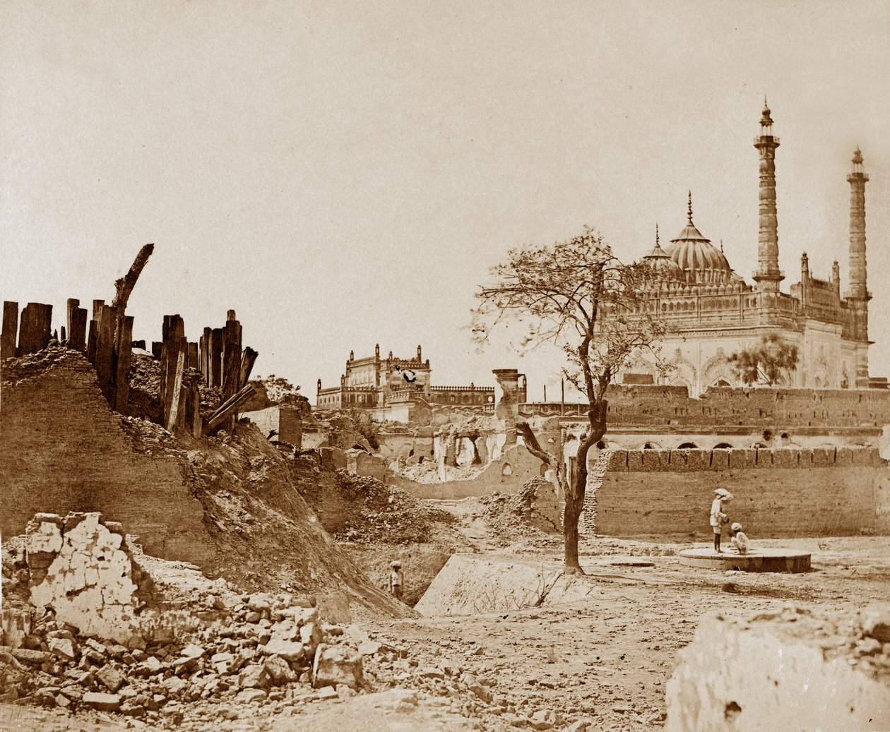 Bateria w pobliżu Begum Kotee, Lucknow autorstwa Felice Beato