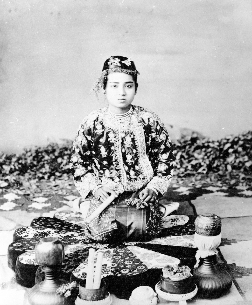 Młoda Birmańska Kobieta z Cygarem, Mandalay, ok.1875 autorstwa Felice Beato
