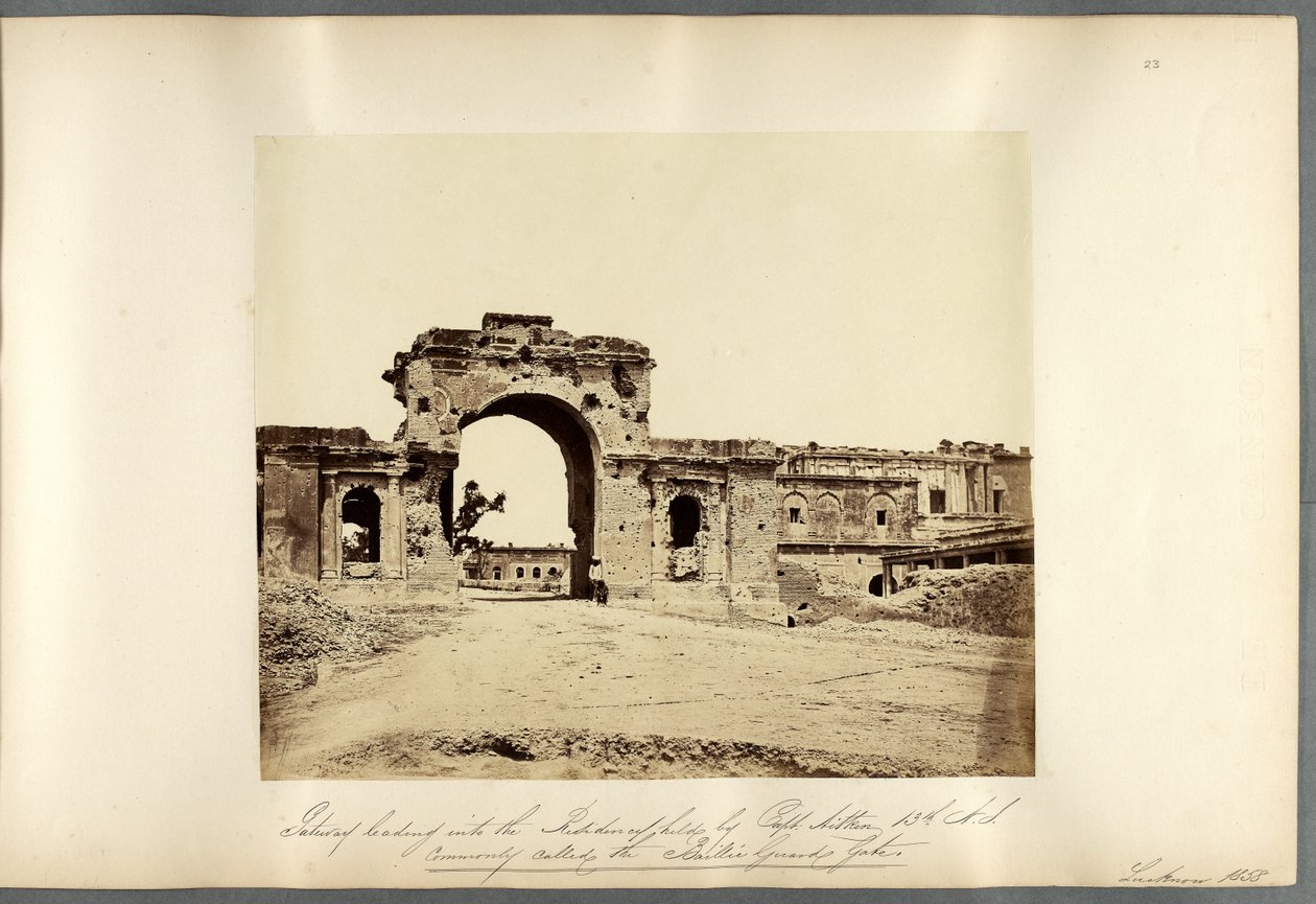 Brama prowadząca do rezydencji, Lucknow autorstwa Felice Beato