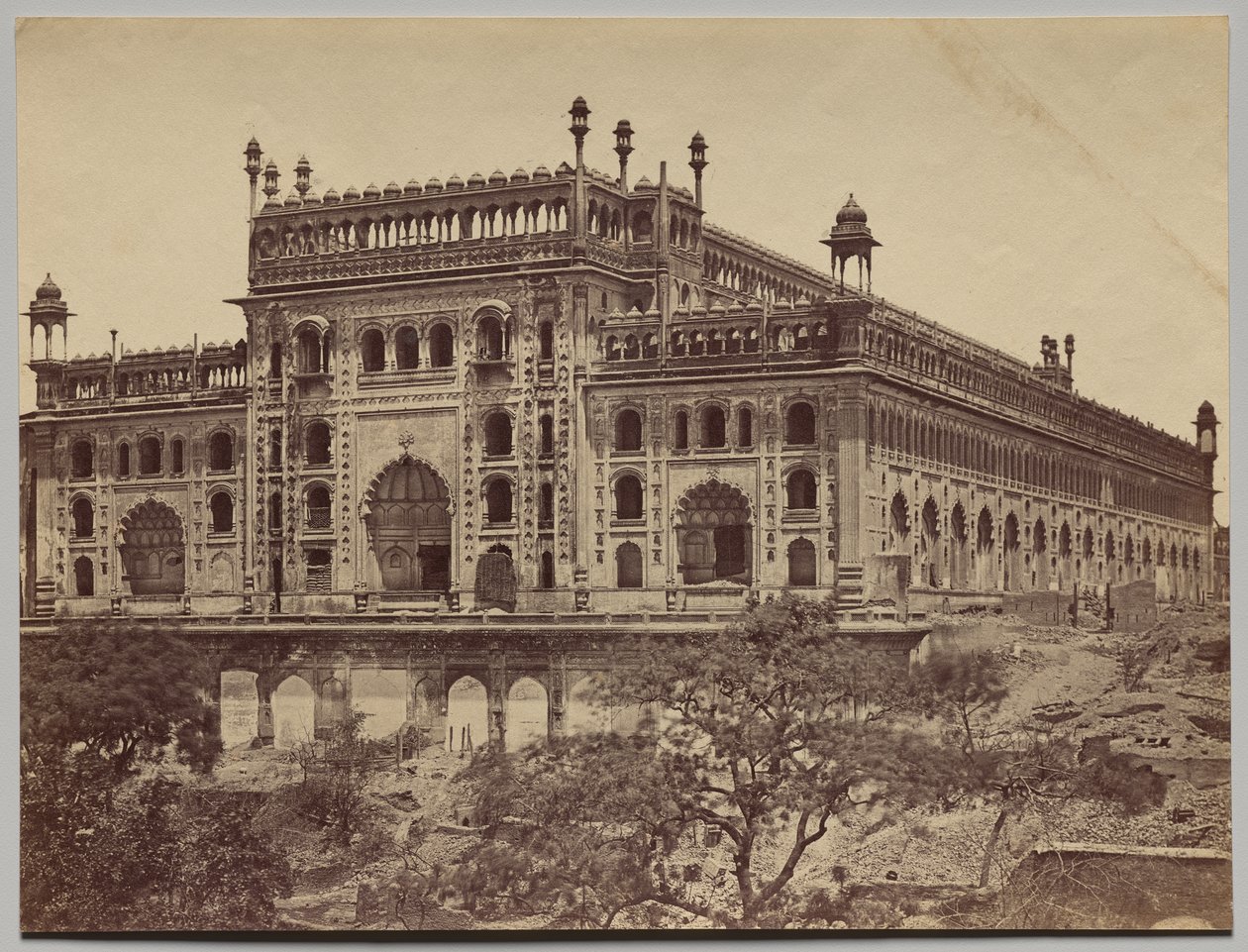 Na zewnątrz Asaf-ud-Daula Imambara lub Grobowiec autorstwa Felice A. Beato
