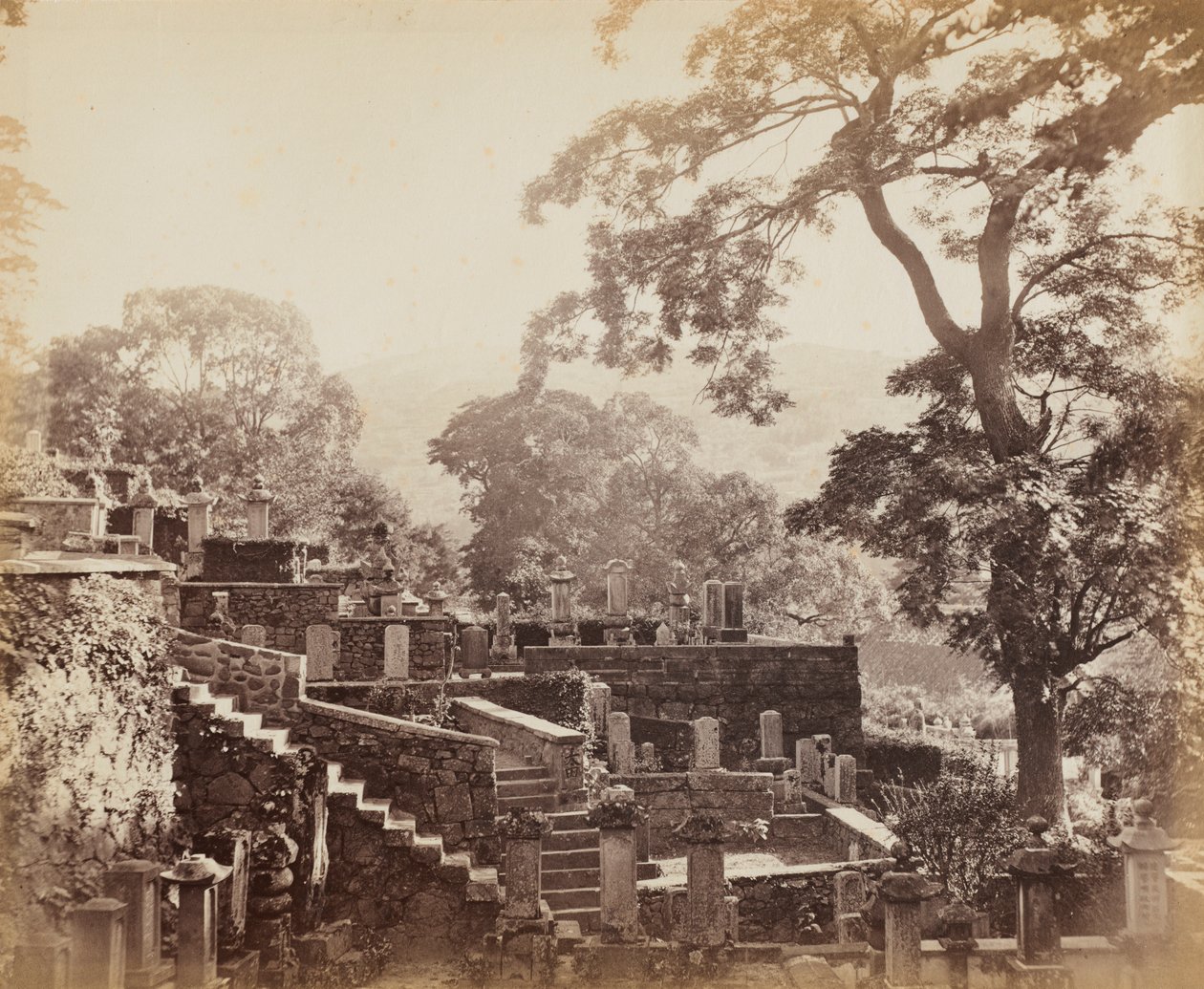 Cmentarz Świątyni Japońskiej, Shuntoji, Nagasaki, ok. 1930 r. 1867. autorstwa Felice A. Beato