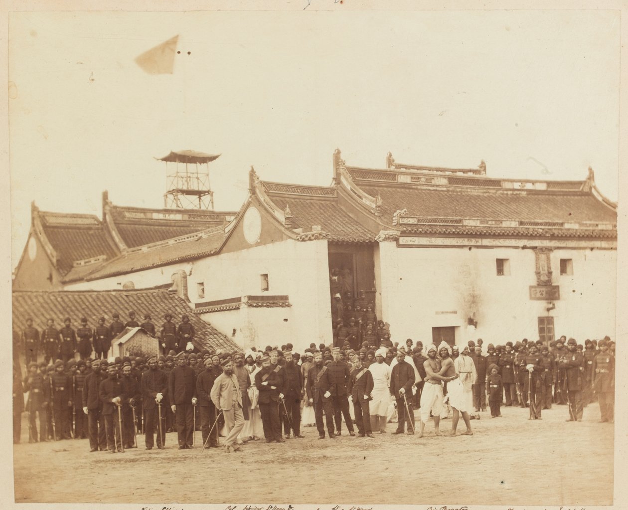 2-ty Belooch Regiment Native Piechoty, Bombaj, poza domem Ning Po Joss, Chiny, 1860 autorstwa Felice Beato