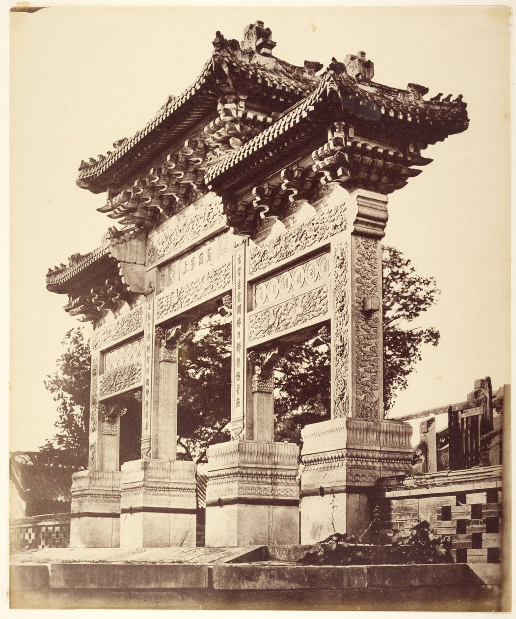 Łuk w Świątyni Lamy w pobliżu Pekinu, październik 1860 r. autorstwa Felice Beato