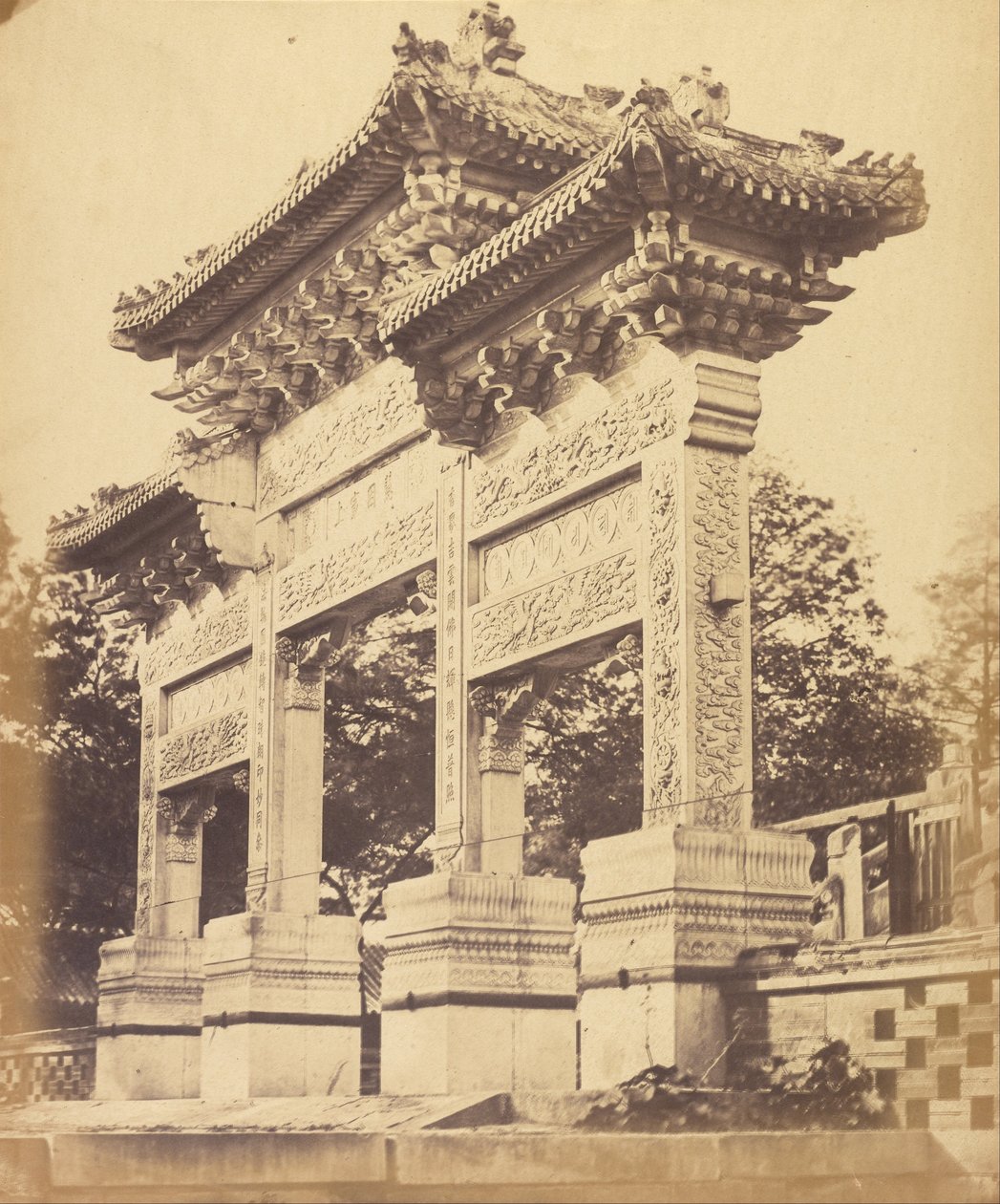 Łuk w świątyni Lamy, niedaleko Pekinu, październik 1860 autorstwa Felice Beato
