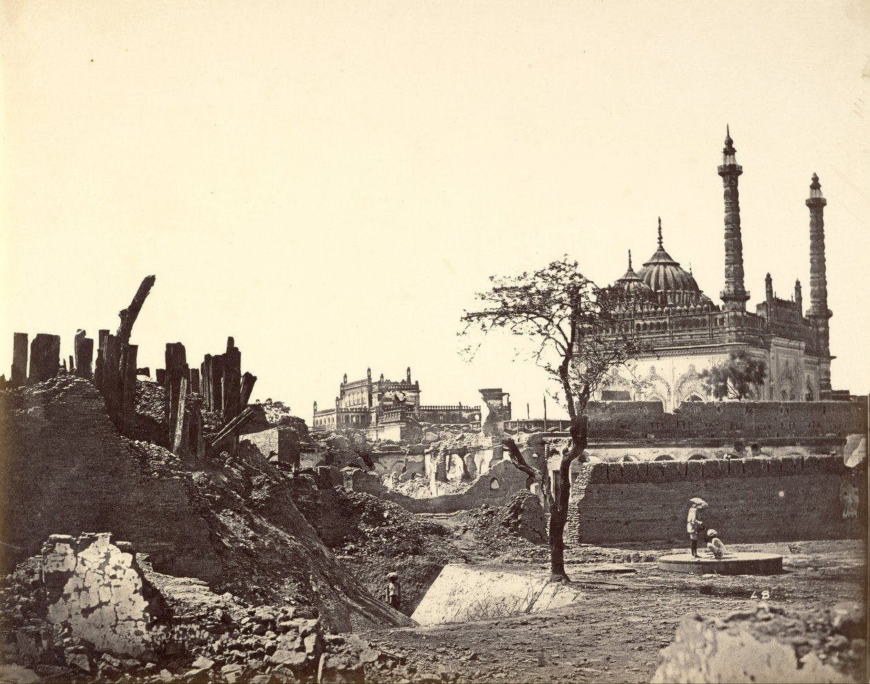 Bateria w pobliżu Begum Kotie. Drugi atak Sir Colina Campbella w marcu 1858 r. autorstwa Felice Beato