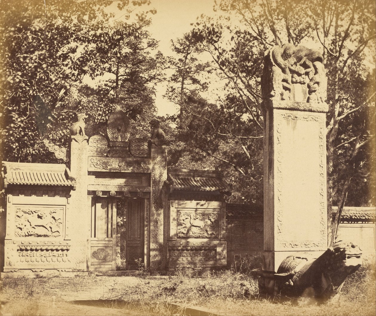 Rzeźbiony grobowiec składu w pobliżu Pekinu, miejsce, w którym pozostawiono broń i amunicję, gdy armia wkroczyła do Pekinu, październik 1860 autorstwa Felice Beato