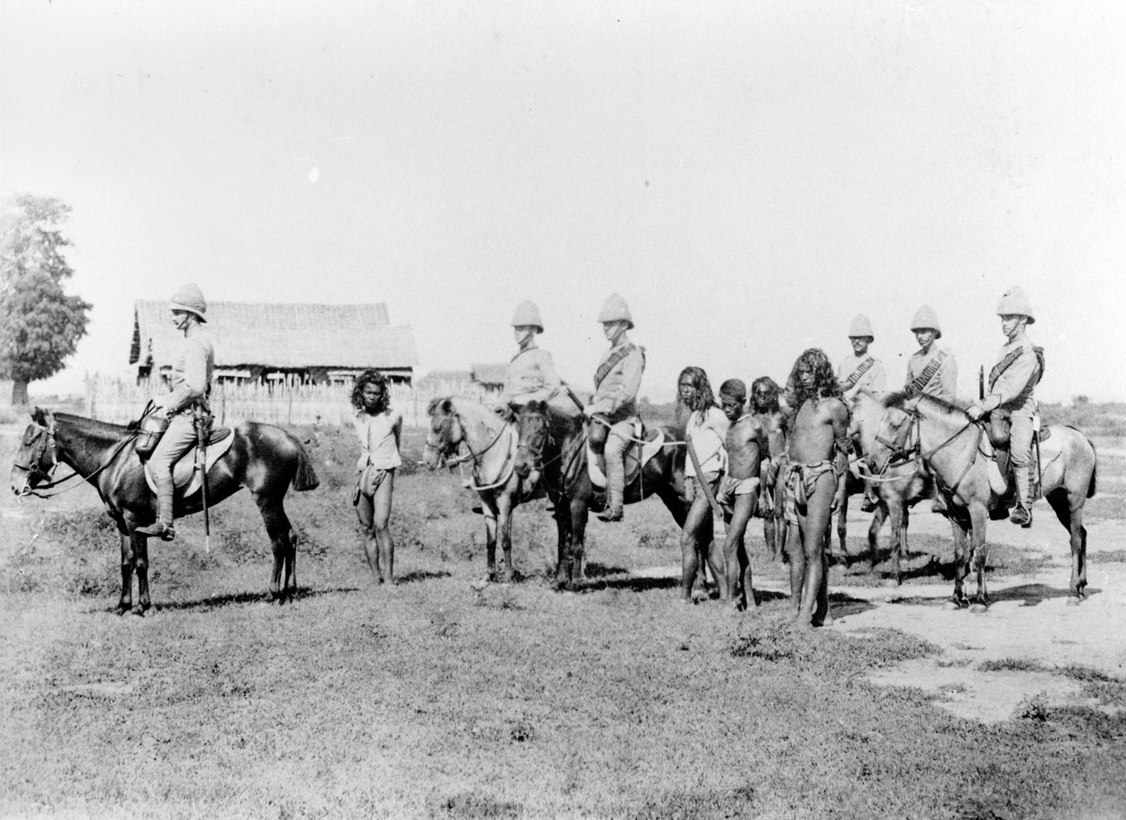 Dakoici sprowadzani przez piechotę konną, ok. 1890 r autorstwa Felice Beato
