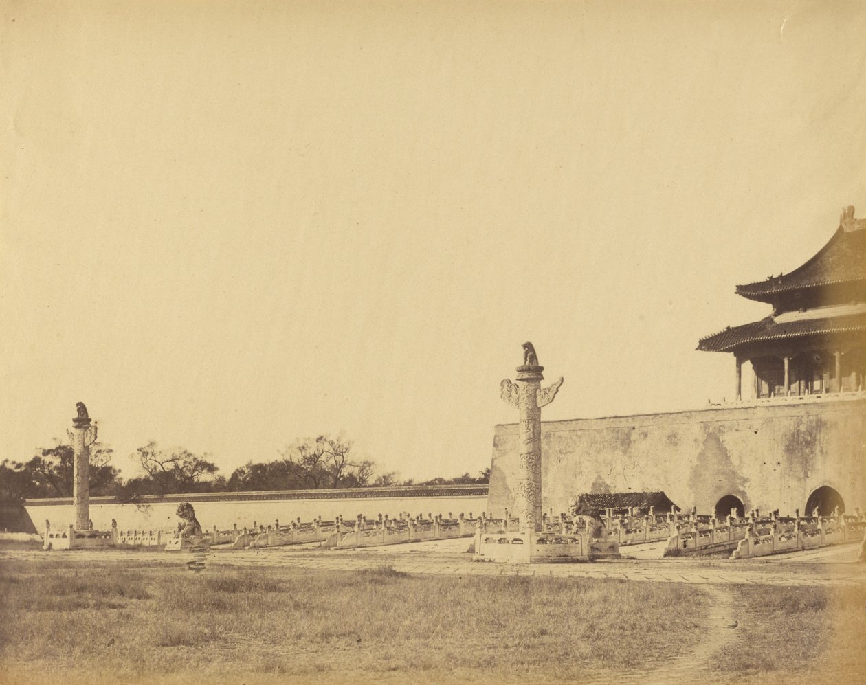 Wejście do Pałacu Zimowego, Pekin, październik 1860 r. autorstwa Felice Beato