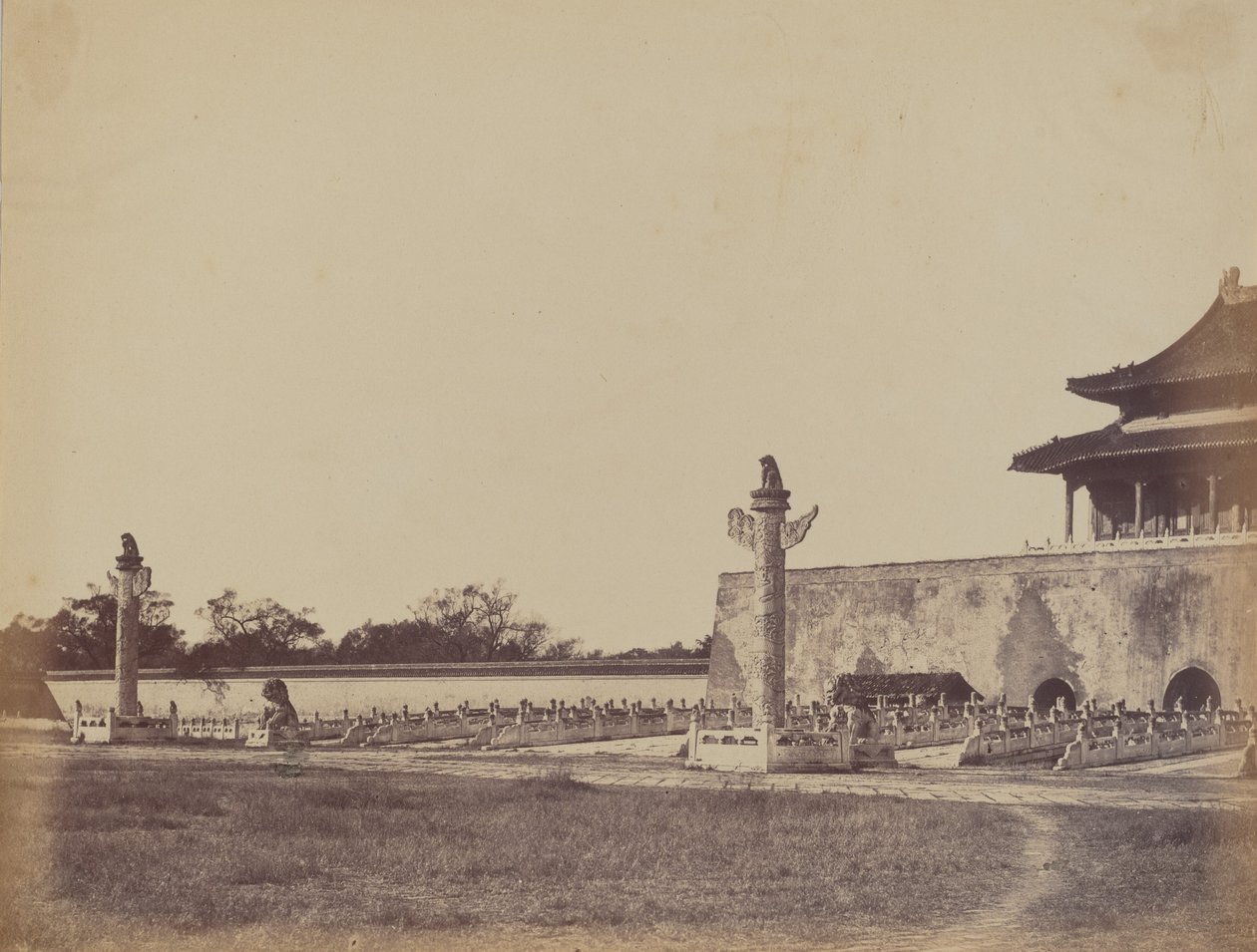 Wejście do Pałacu Zimowego, Pekin, 29 października 1860 autorstwa Felice Beato