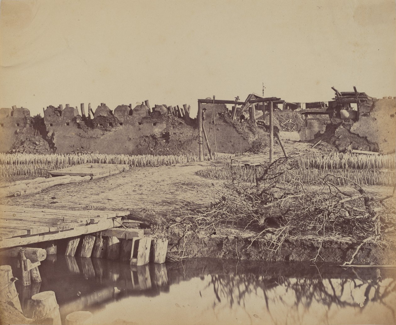 Zewnętrzna część fortu północnego pokazująca wejście angielskie, 21 sierpnia 1860 r autorstwa Felice Beato