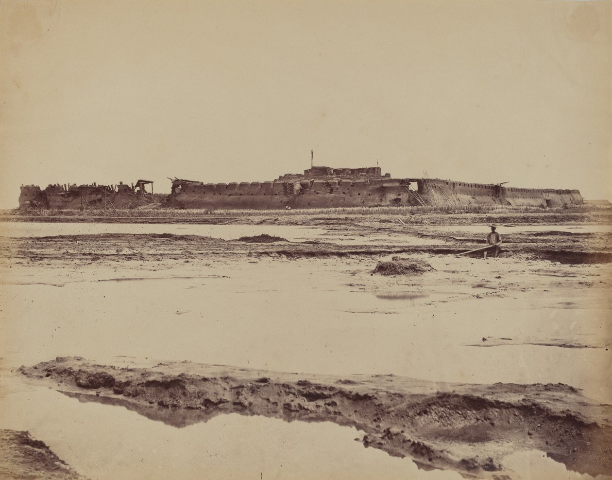 Zewnętrzna część fortu North Taku na rzece Peiho, pokazująca wejście angielskie i francuskie, 21 sierpnia 1860 r. autorstwa Felice Beato