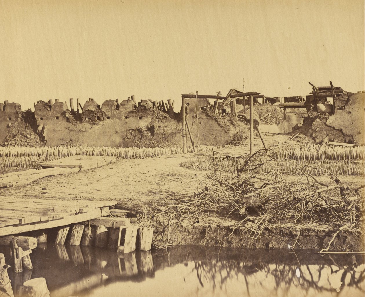 Zewnętrzna część Fortu Północnego ukazująca wejście angielskie 21 sierpnia 1860 r autorstwa Felice Beato