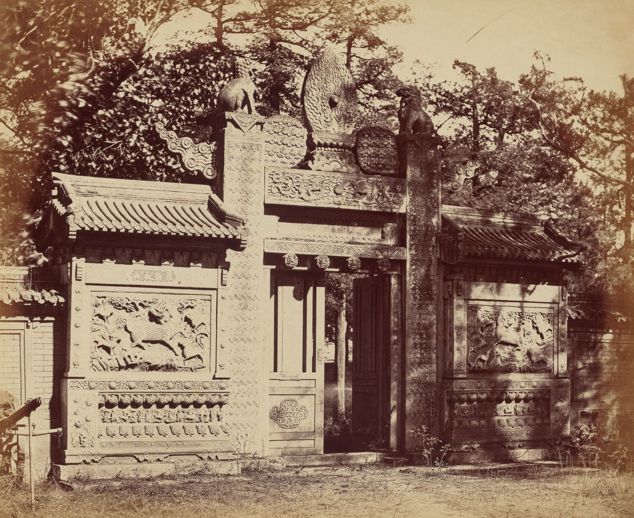Zewnętrzna część składnicy grobowca w pobliżu Pekinu, październik 1860 r autorstwa Felice Beato