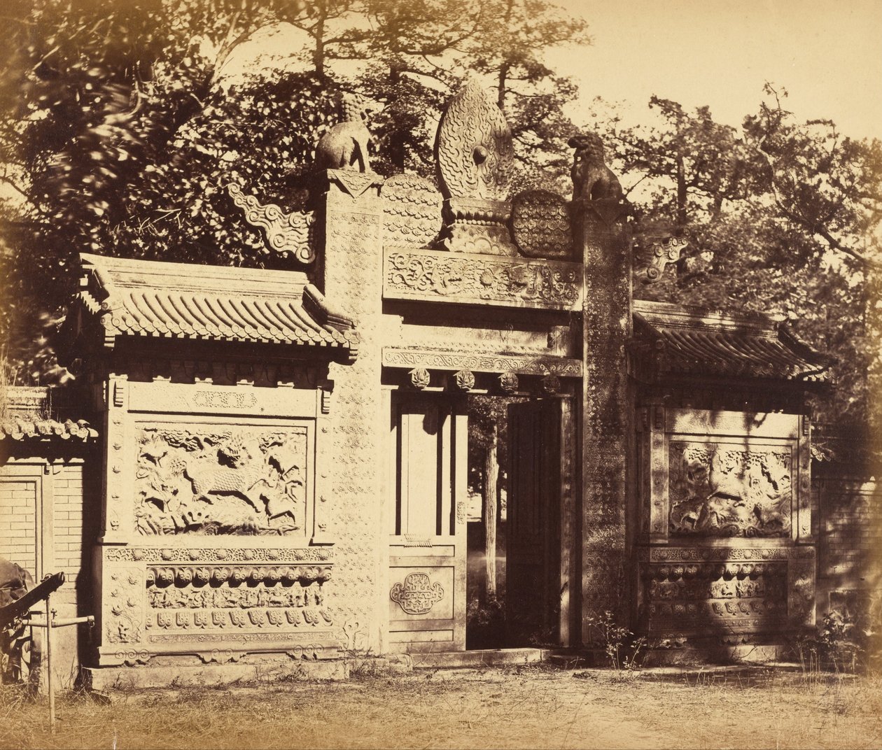 Zewnętrzna część składnicy grobowej, niedaleko Pekinu, październik 1860 r. autorstwa Felice Beato