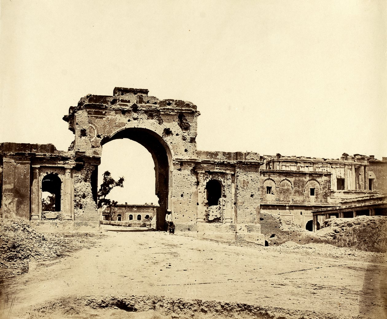 Brama prowadząca do rezydencji, Lucknow, 1858 autorstwa Felice Beato