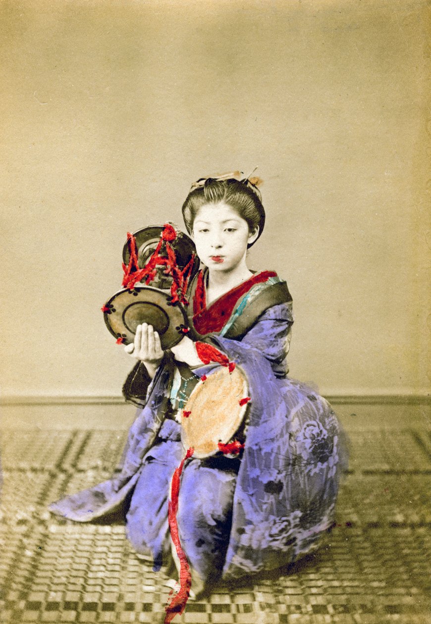 Gejsza grająca na tsuzumi, Japonia, 1882 autorstwa Felice Beato