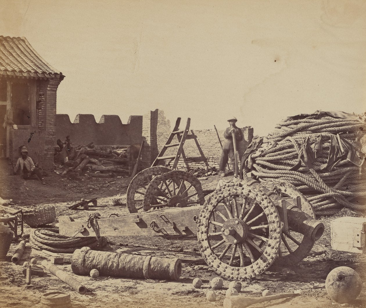 Wnętrze fortu Pehtang z magazynkiem i drewnianą bronią, 1 sierpnia 1860, 1860. autorstwa Felice Beato