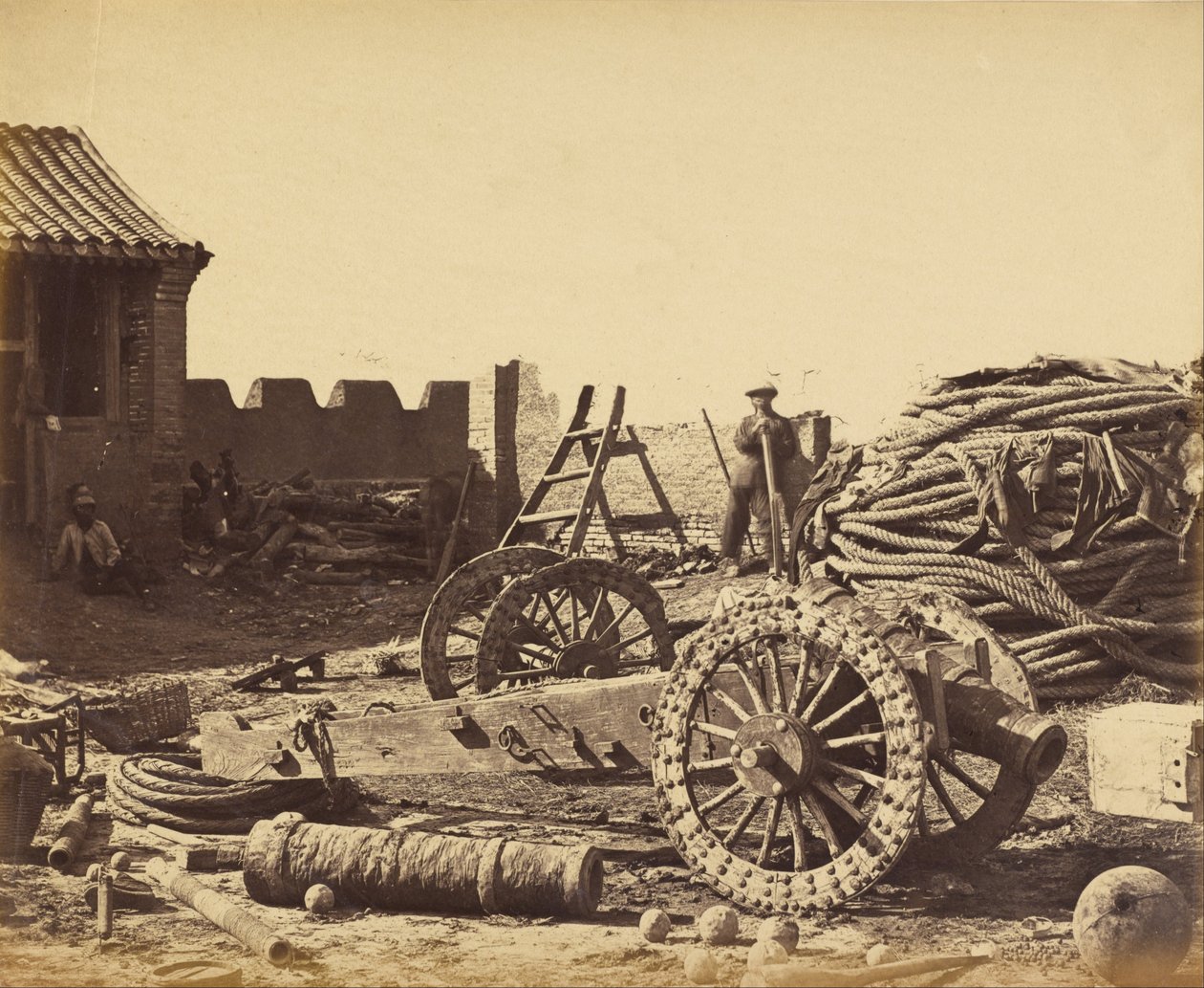 Wnętrze Pehtang pokazujące magazyn i drewniane działo, 1 sierpnia 1860 r. autorstwa Felice Beato