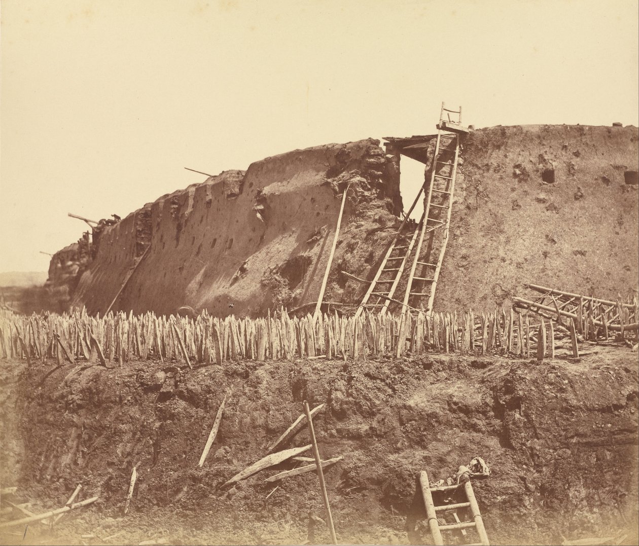 Wnętrze Angle of North Fort natychmiast po jego zdobyciu autorstwa Felice Beato