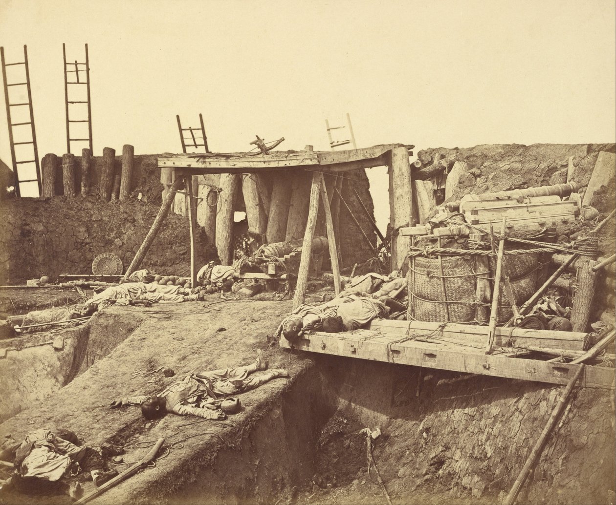 Wnętrze Angle of Taku North Fort natychmiast po jego zdobyciu przez burzę autorstwa Felice Beato