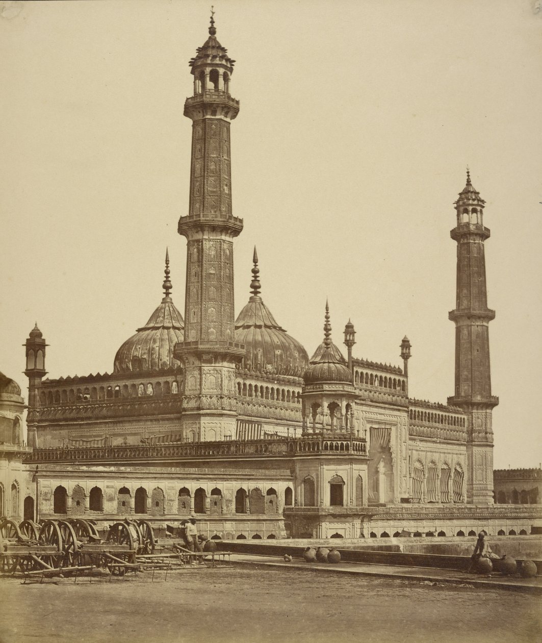 [Meczet wewnątrz Emambara lub grobowca Asaf-ud Dawlaha, obecnie używany jako szpital, Lucknow]. autorstwa Felice Beato