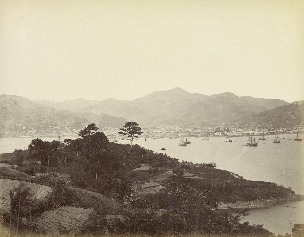 Nagasaki, widok ze wzgórz naprzeciwko autorstwa Felice Beato