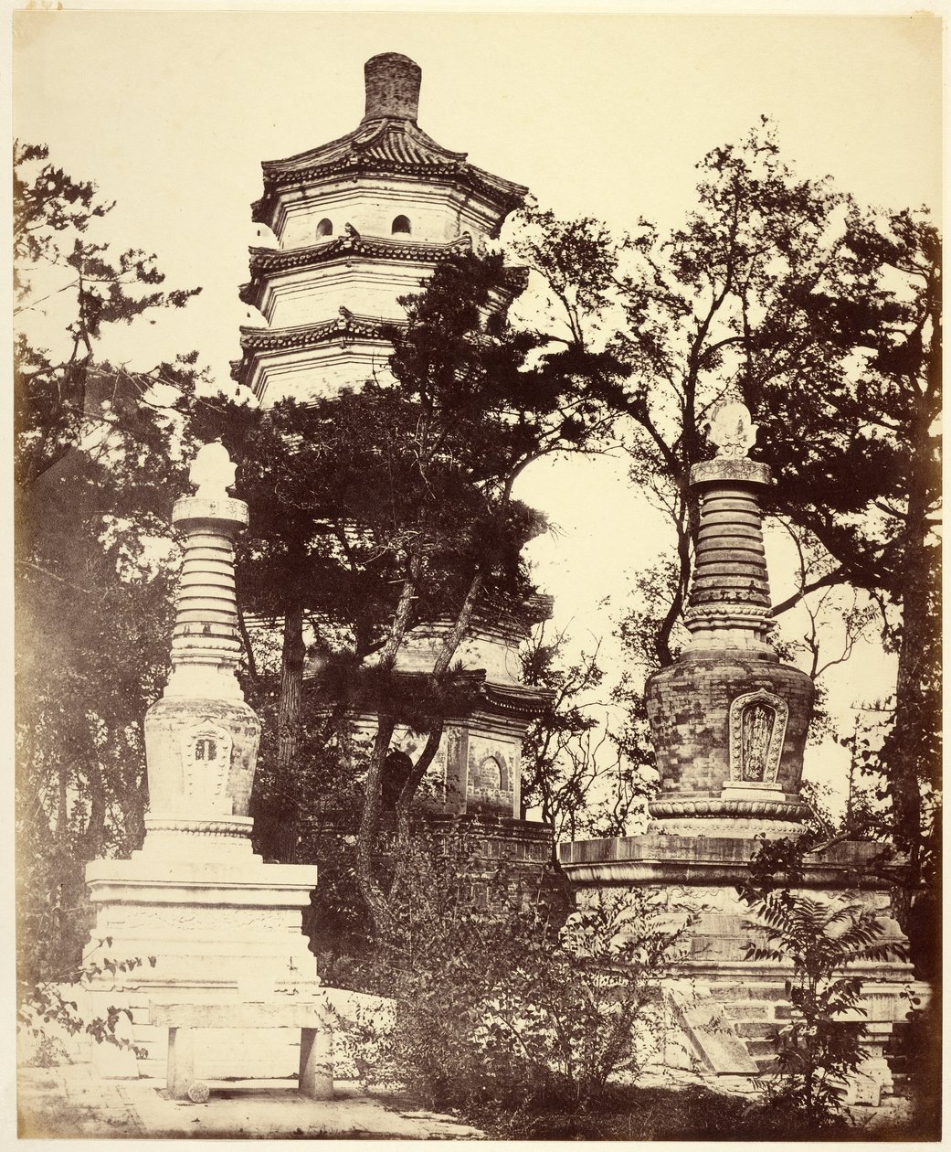 [Pagoda na wzgórzu, Letni Pałac, Yuen-Ming-Yuen, Pekin]. autorstwa Felice Beato