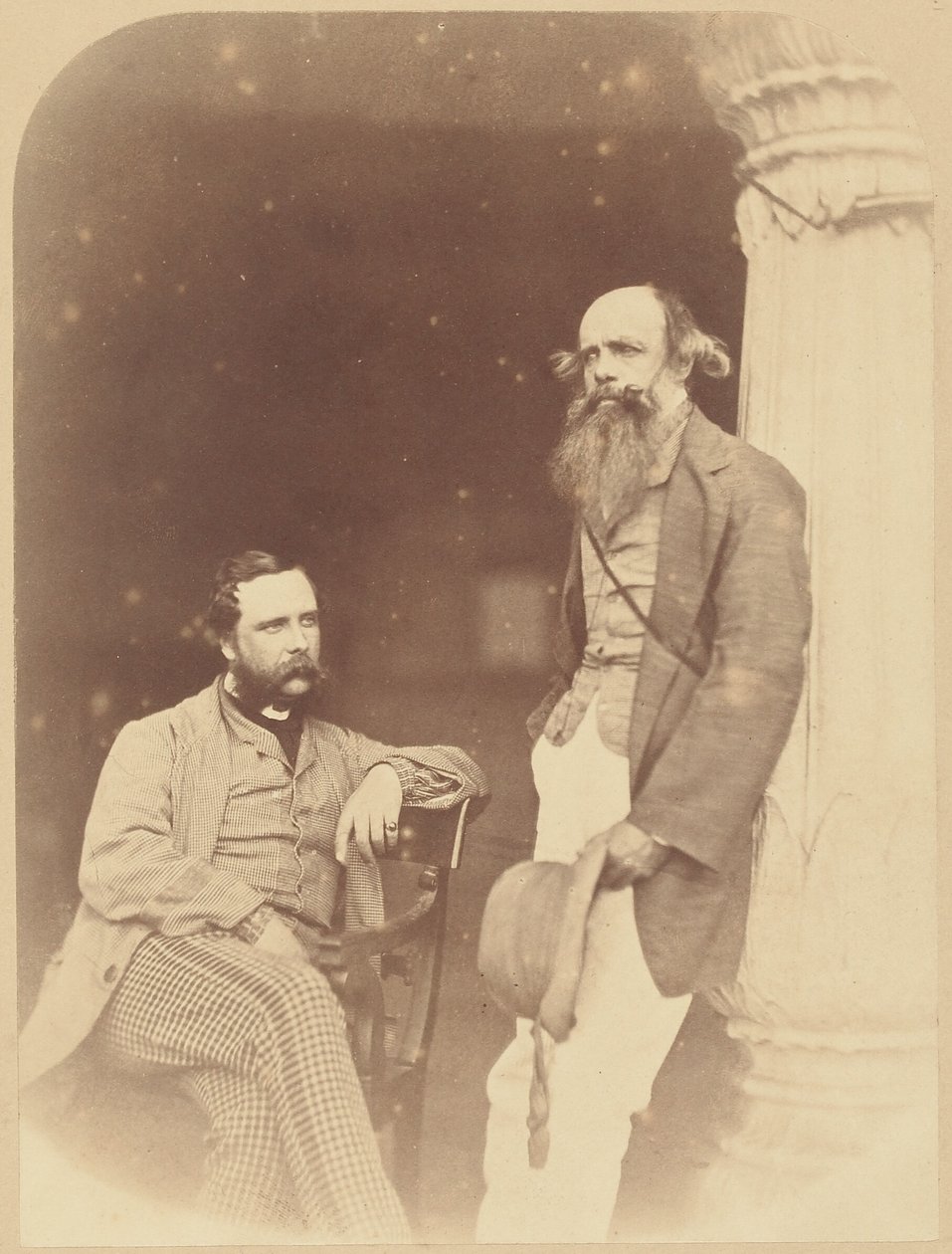 [Portret dwóch Europejczyków, jeden siedzący, drugi stojący]. autorstwa Felice Beato
