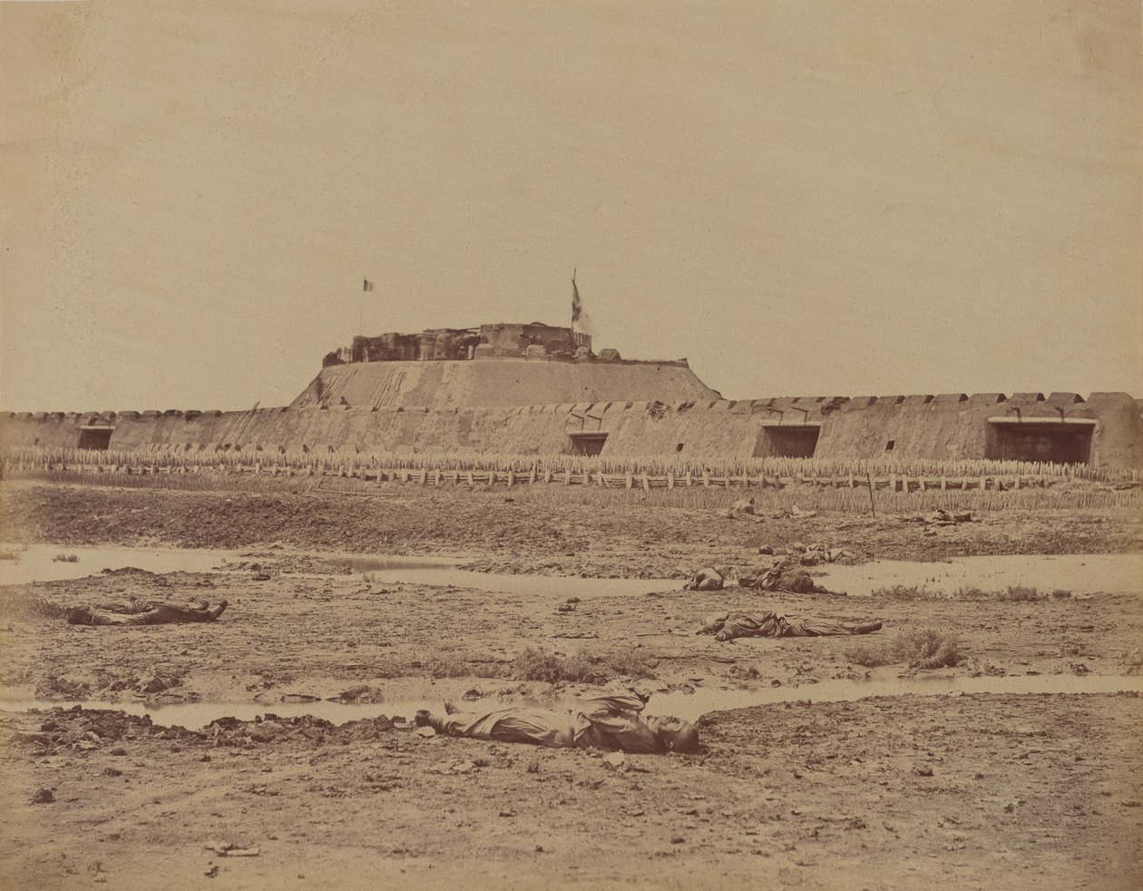 Tył fortu północnego po jego zdobyciu, ukazujący odwrót armii chińskiej, 21 sierpnia 1860 r autorstwa Felice Beato