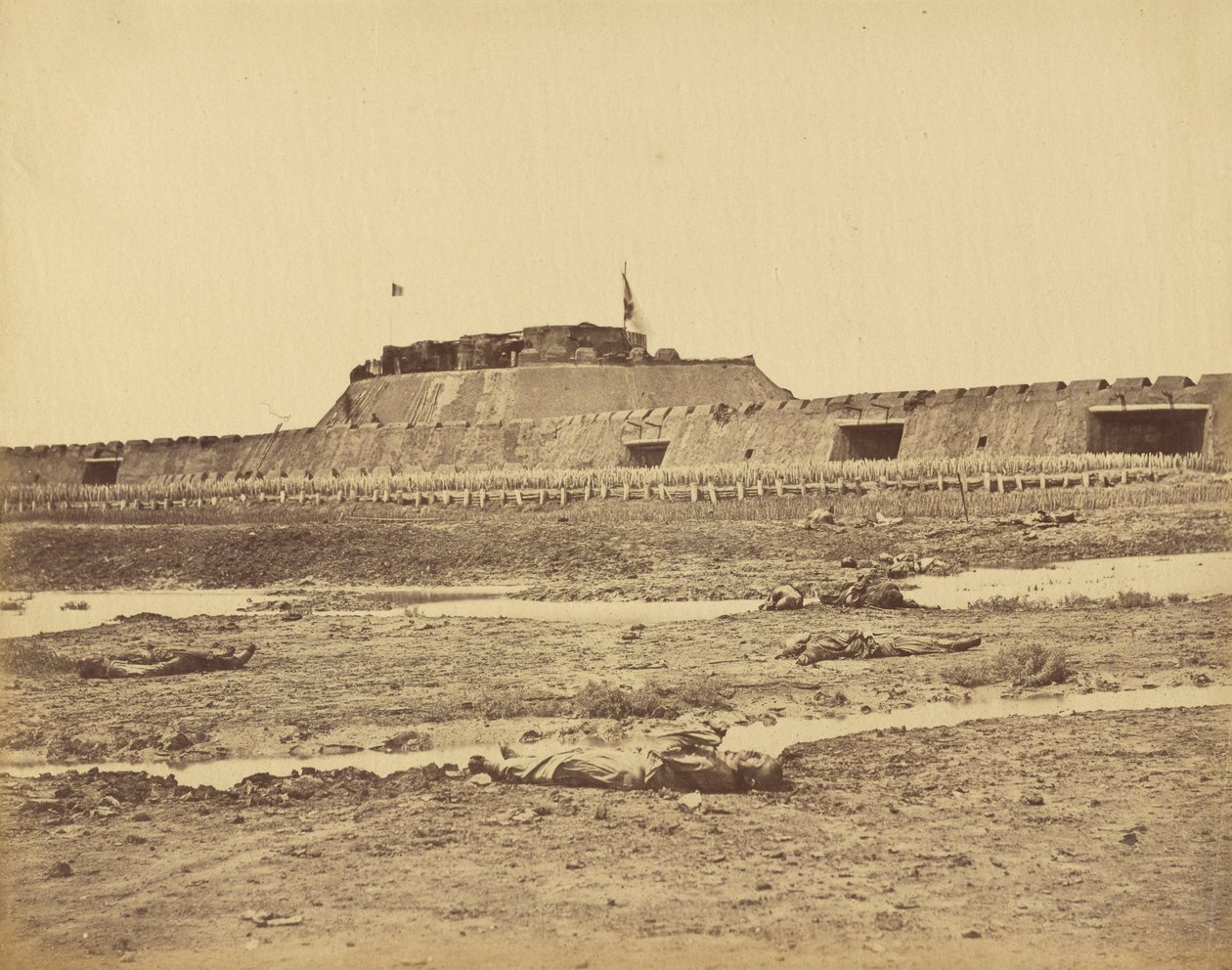 Tył fortu północnego ukazujący odwrót armii chińskiej, 21 sierpnia 1860 r autorstwa Felice Beato