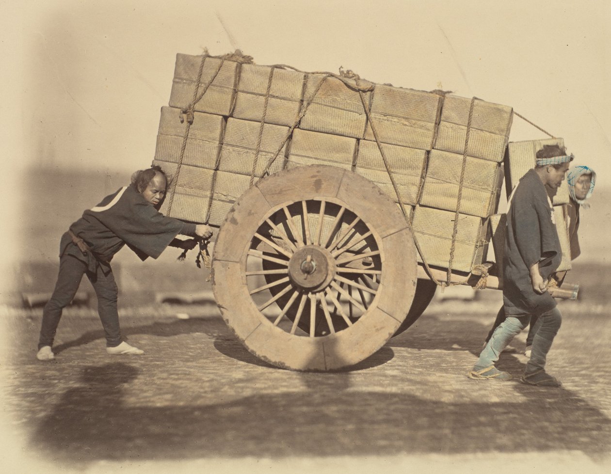 Shariki, czyli kulisy pchające wózki, ca. 1860. autorstwa Felice Beato