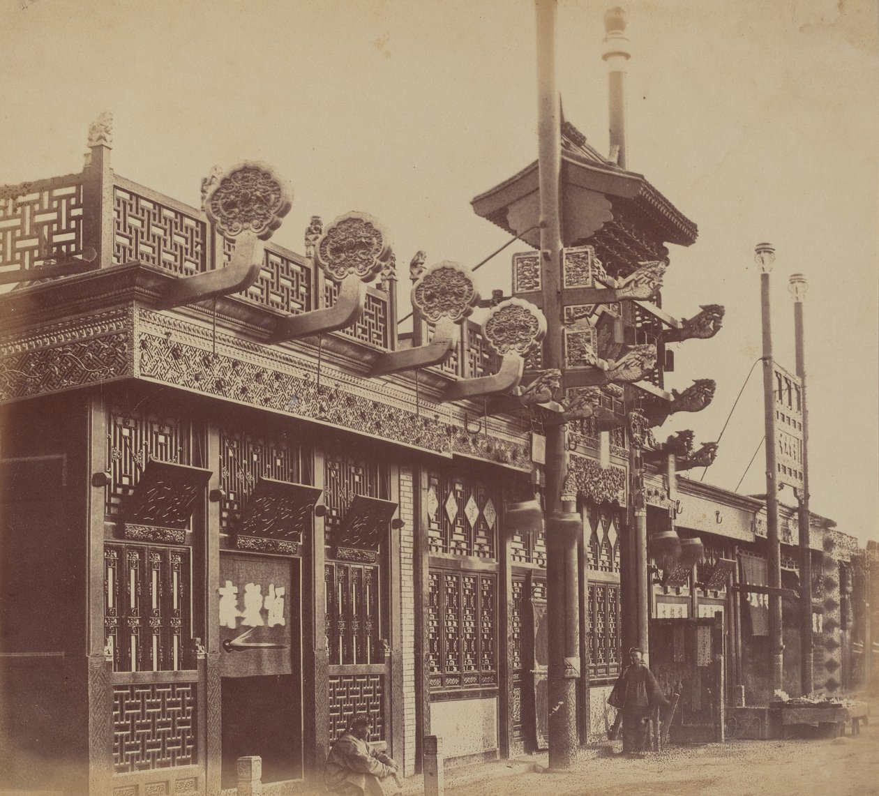 Sklepy i ulica, chińskie miasto Pekin, październik 1860 autorstwa Felice Beato