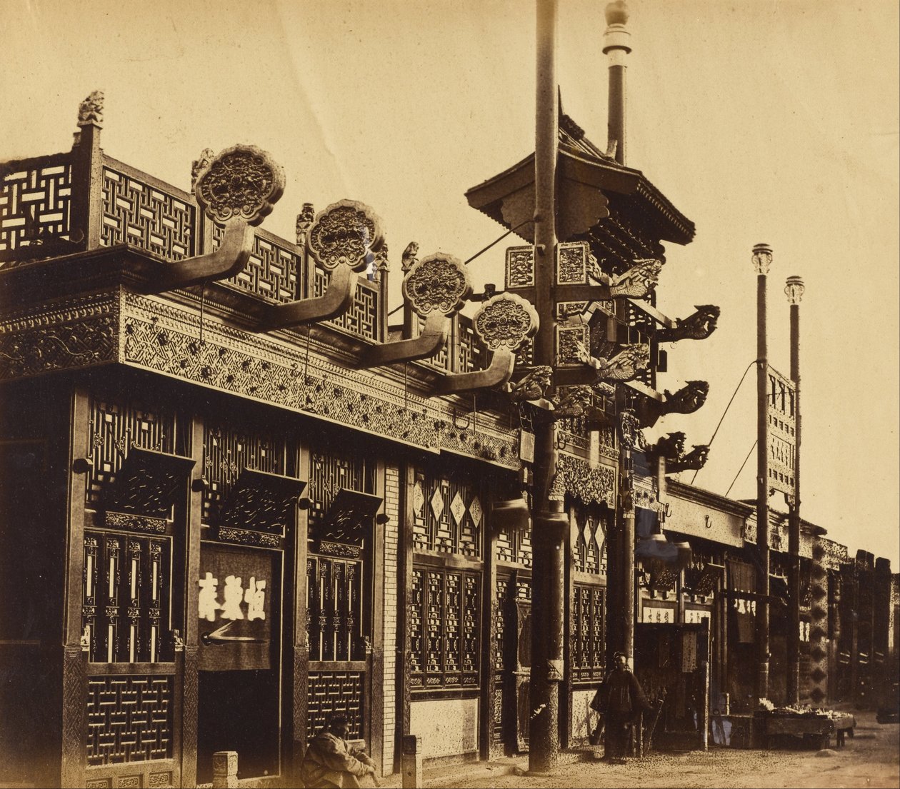 Sklepy i ulica, chińskie miasto Pekin, październik 1860 autorstwa Felice Beato