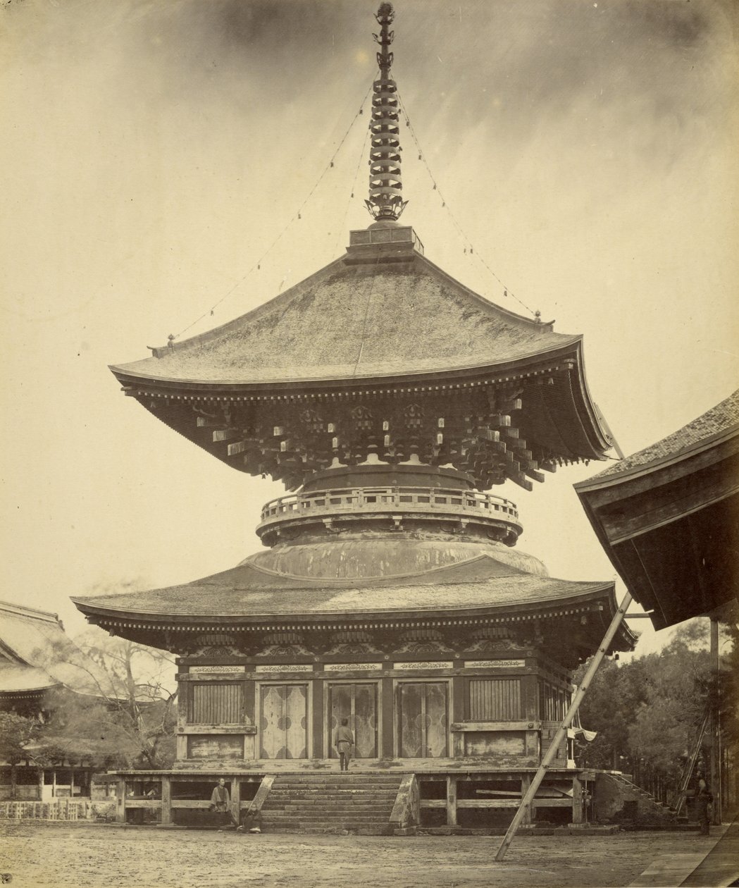 [Jednopiętrowa pagoda, świątynia Hachiman, Kamakura] autorstwa Felice Beato