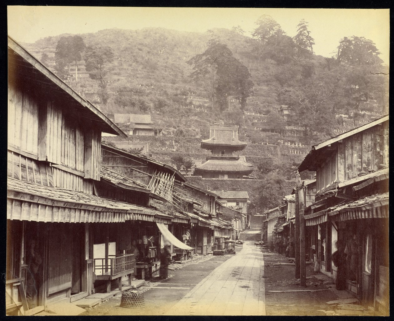 Ulica Temple, dzielnica Native Town, Nagasaki autorstwa Felice Beato